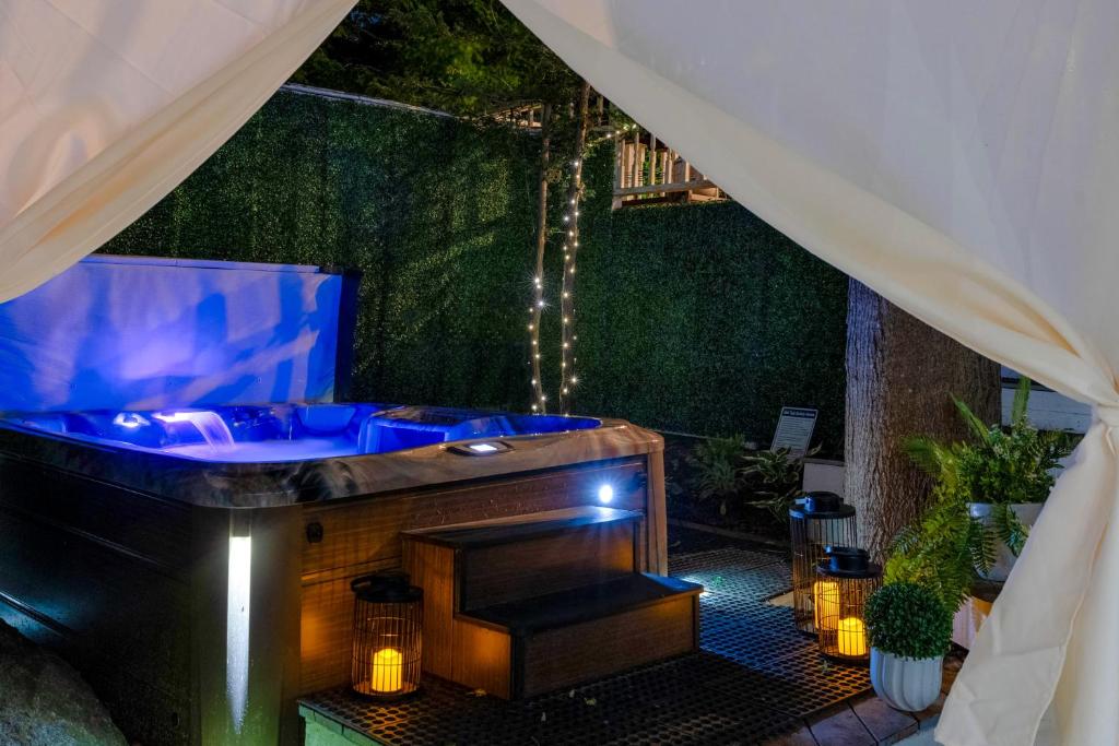 Hot Tub and Walk to Lakeside Dining Meredith Home!