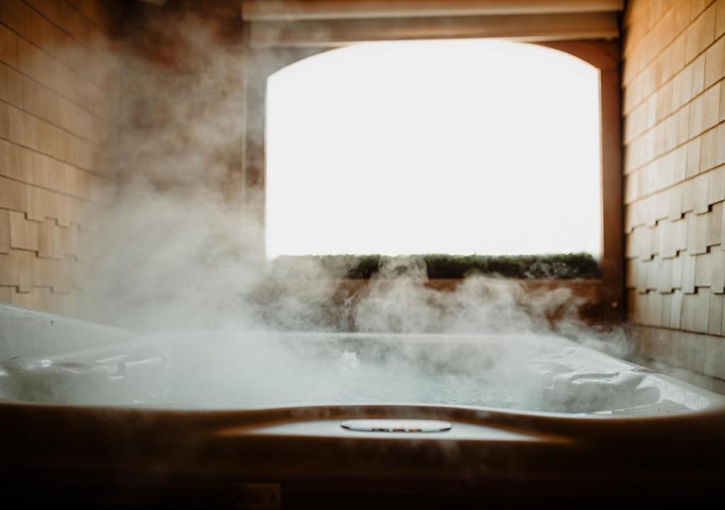 Hot Tub (Jacuzzi) - Photo 2