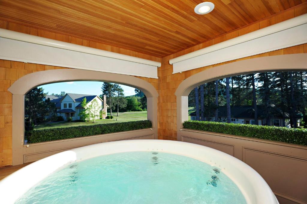 Hot Tub (Jacuzzi) - Photo 3