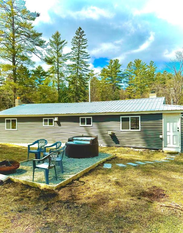 Riverfront Retreat in the White Mountains - 3BR Cozy Escape Near Ski & Hike