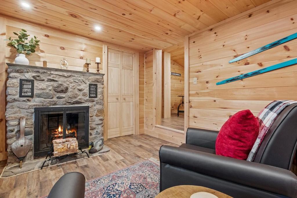 Riverfront Retreat in the White Mountains - 3BR Cozy Escape Near Ski & Hike