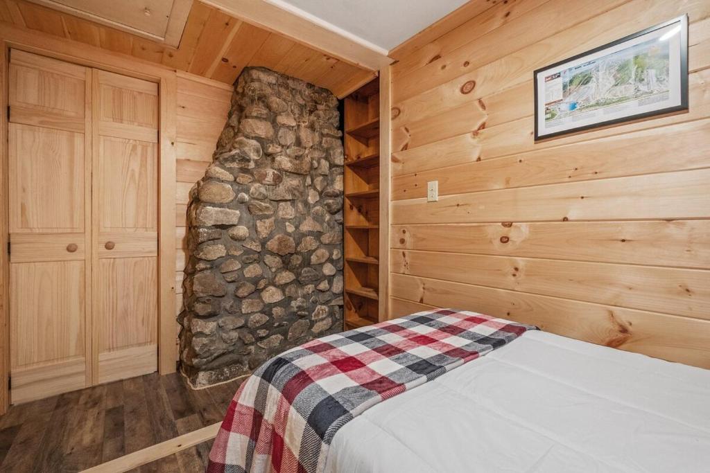 Riverfront Retreat in the White Mountains - 3BR Cozy Escape Near Ski & Hike - Image 7