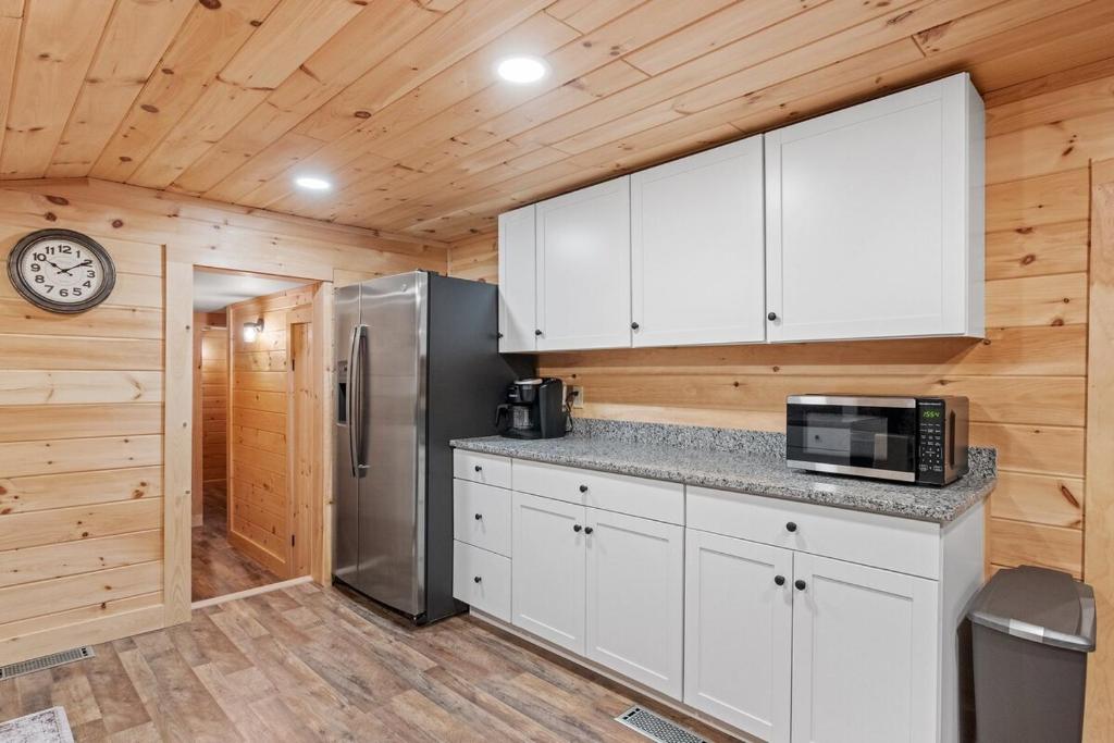 Riverfront Retreat in the White Mountains - 3BR Cozy Escape Near Ski & Hike - Image 8