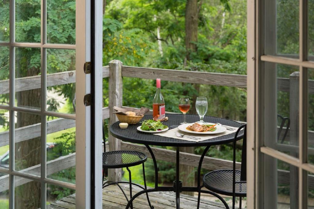 Chesterfield Inn - Image 8