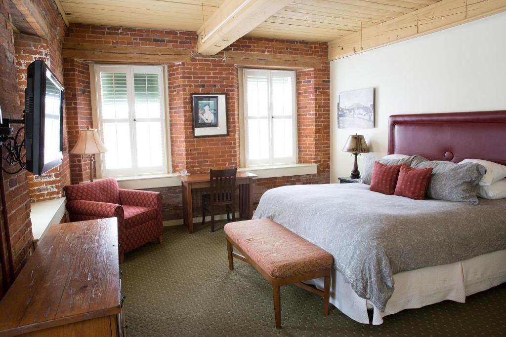 The Common Man Inn & Restaurant - Image 8