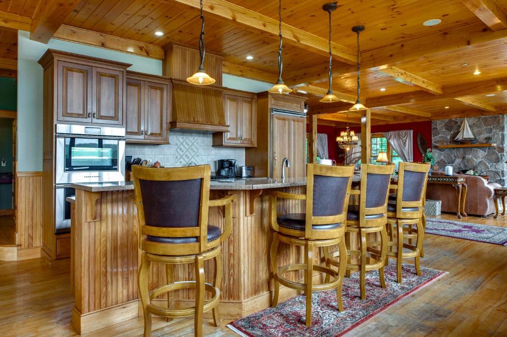 Dock and Theater Room Lakefront Alton Bay Retreat! - Image 4