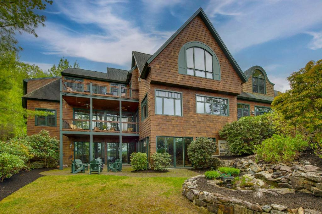 Dock and Theater Room Lakefront Alton Bay Retreat!