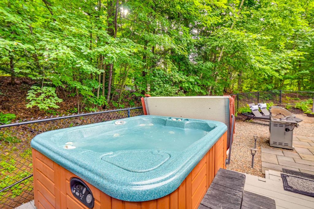 Hot Tub (Jacuzzi) - Photo 2