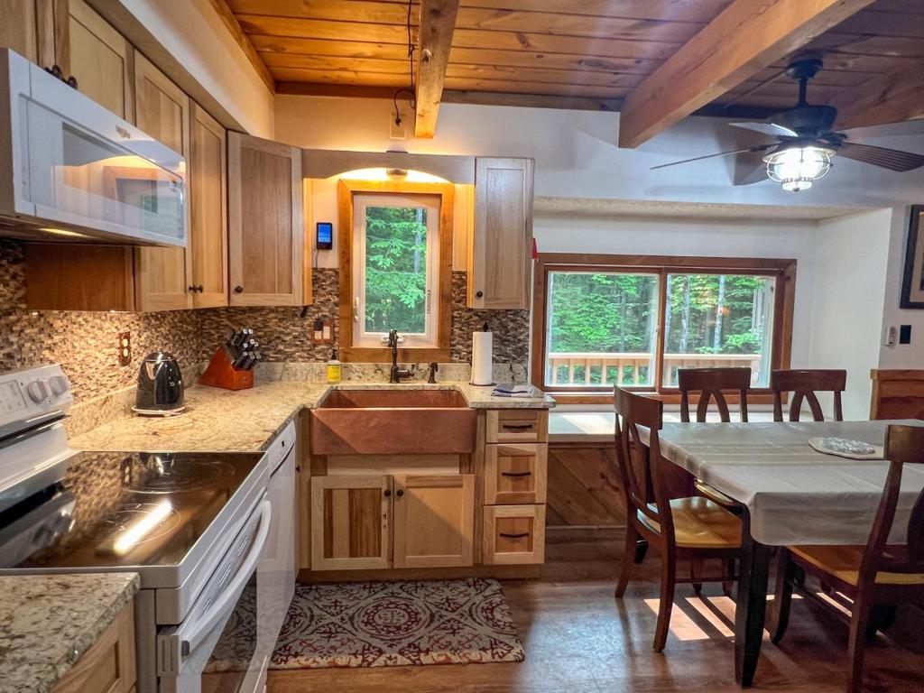 Cozy New Hampshire Retreat Near Attitash Mountain - Image 4