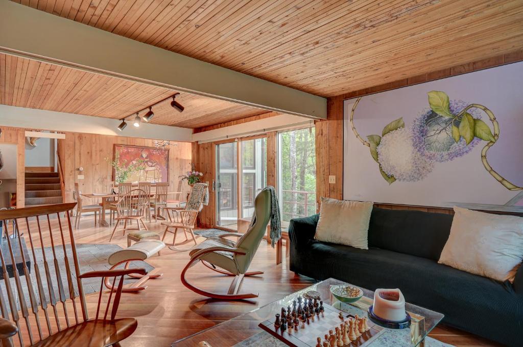 Steps to the Ellis River - Luxe, Hot Tub, Game Room - Image 4