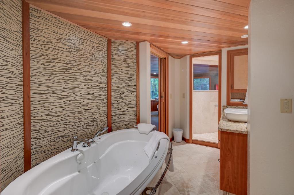 Steps to the Ellis River - Luxe, Hot Tub, Game Room