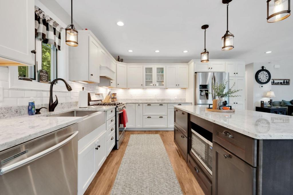 Mitten Pines Cabin Hot Tub Fire Pit - Image 4