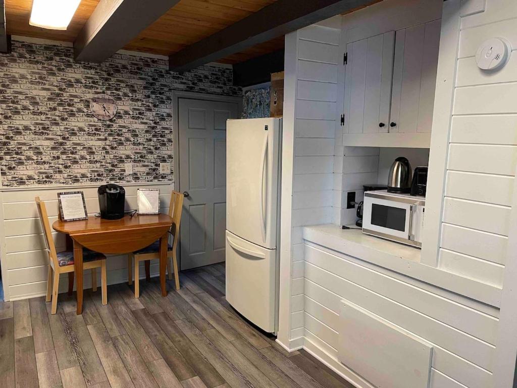 Lakeside Retreat - HOT TUB, Swimming, Boats - Image 4