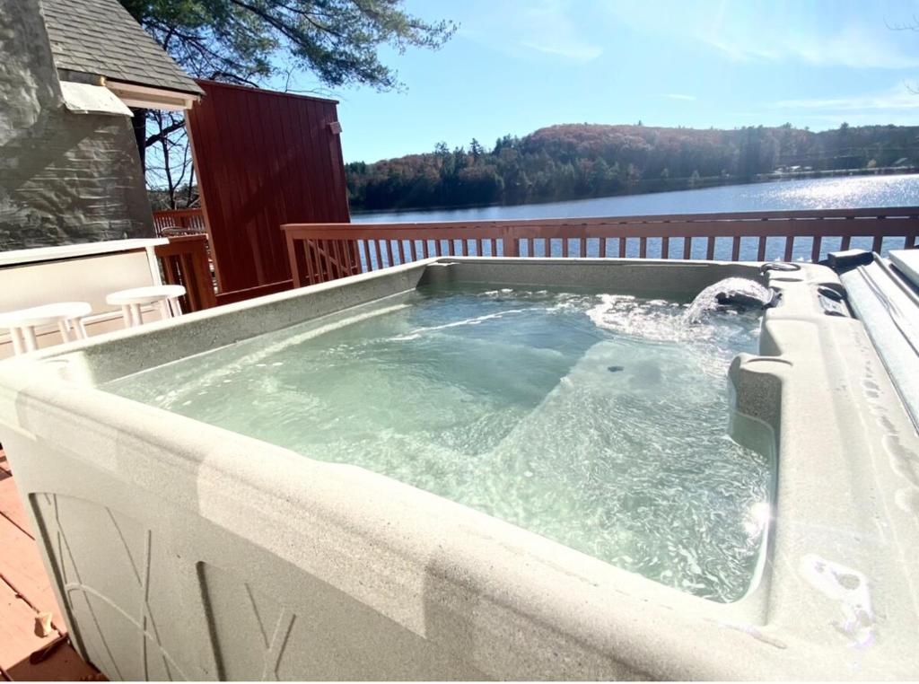 Lakeside Retreat - HOT TUB, Swimming, Boats
