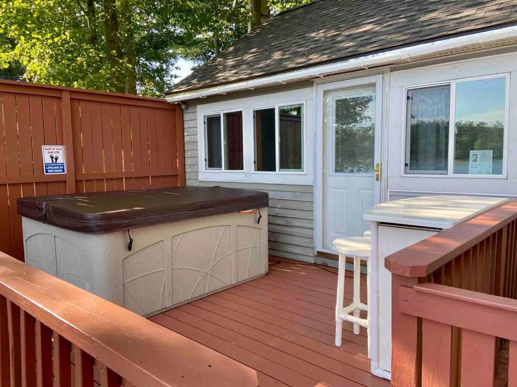 Hot Tub (Jacuzzi) - Photo 3