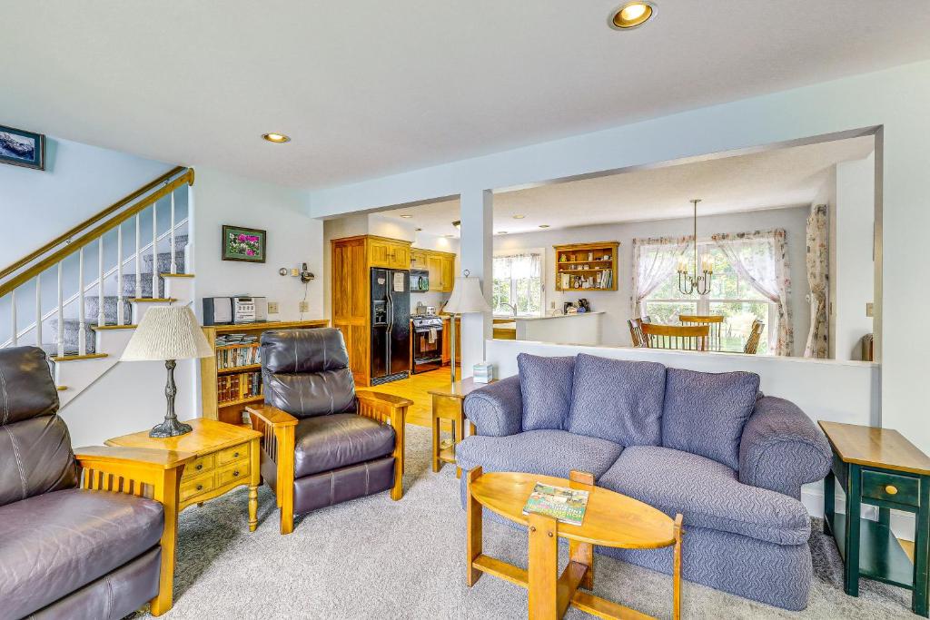 Lakefront New London Retreat with Dock and Hot Tub! - Image 4