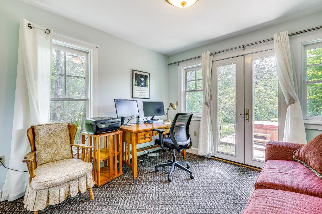 Lakefront New London Retreat with Dock and Hot Tub! - Image 7