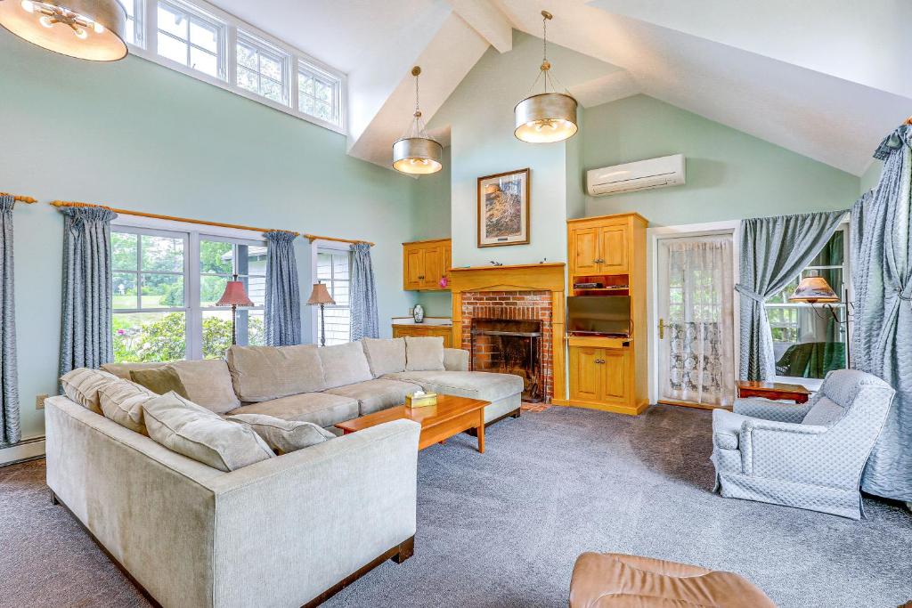 Lakefront New London Retreat with Dock and Hot Tub! - Image 5