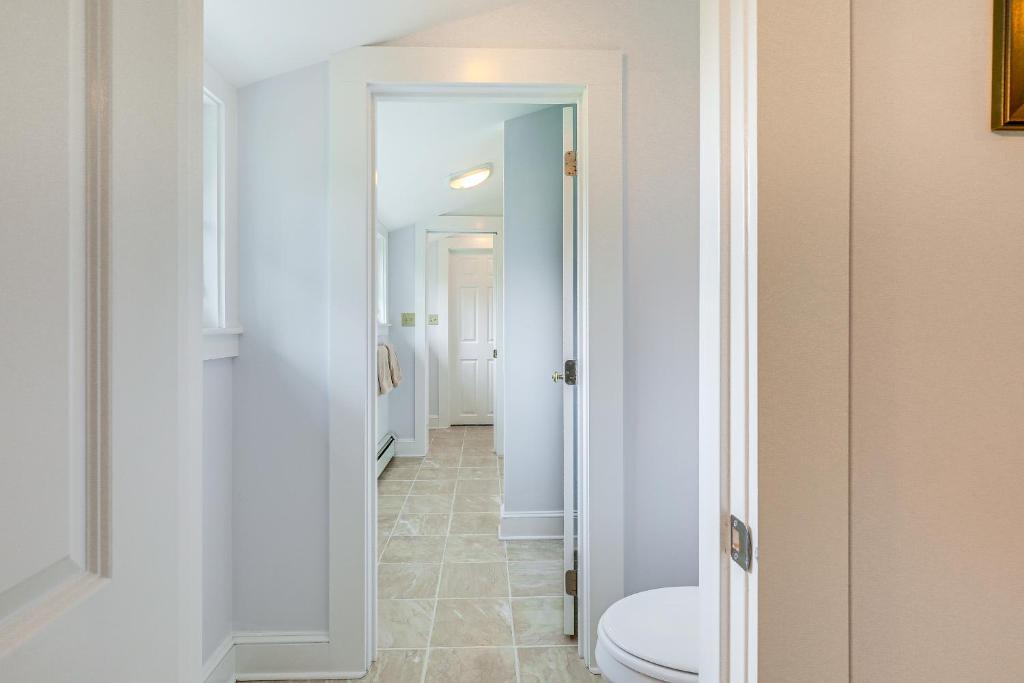 Lakefront New London Retreat with Dock and Hot Tub! - Image 8