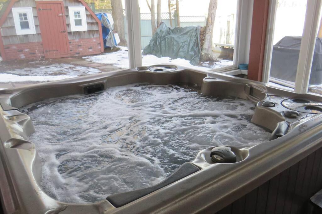 Hot Tub (Jacuzzi) - Photo 2