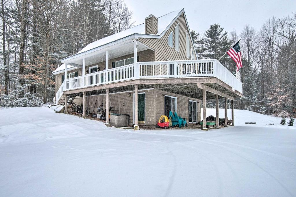 Pet-Friendly Home with Hot Tub Near Cranmore!