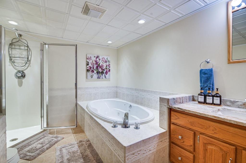 Hot Tub (Jacuzzi) - Photo 2