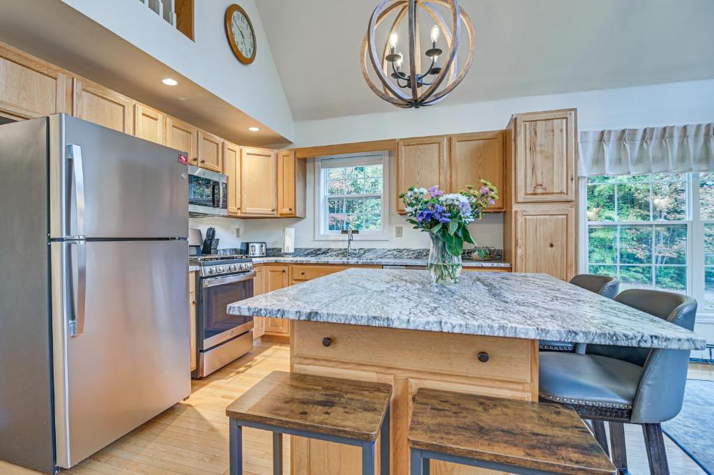 Pet-Friendly Home with Hot Tub Near Cranmore! - Image 4