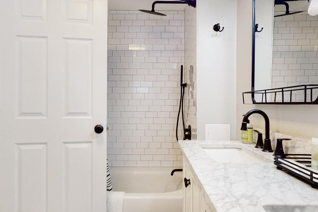 Hot Tub (Jacuzzi) - Photo 3