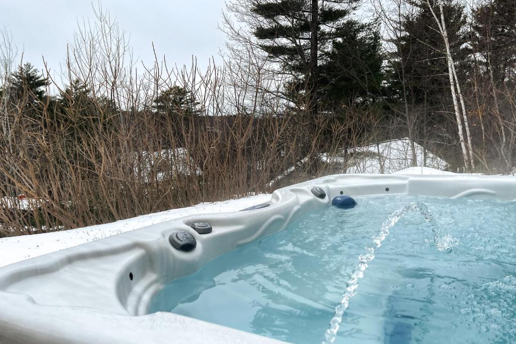 Hot Tub (Jacuzzi) - Photo 2