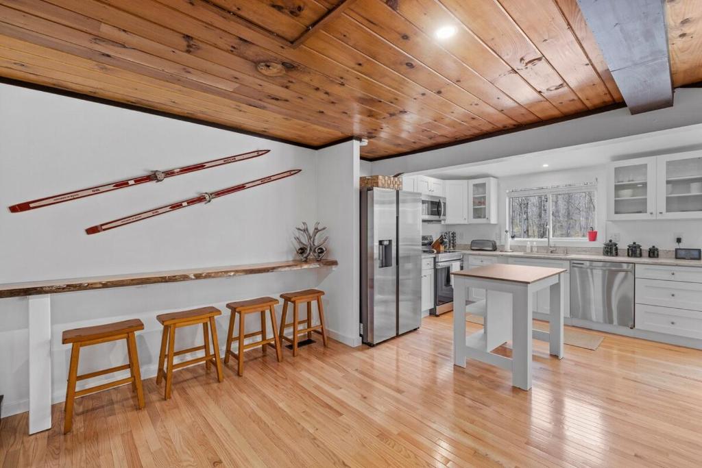 Cozy 3BR Retreat in Downtown Bethlehem - Hot Tub, Trails, Near Ski & Hike