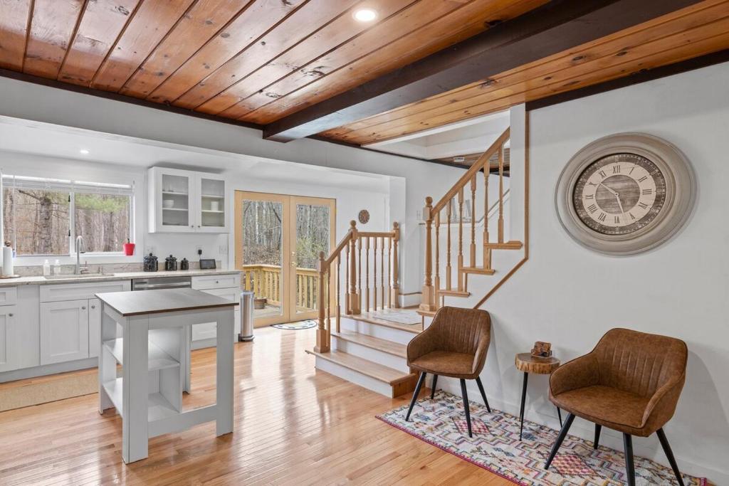 Cozy 3BR Retreat in Downtown Bethlehem - Hot Tub, Trails, Near Ski & Hike - Image 4