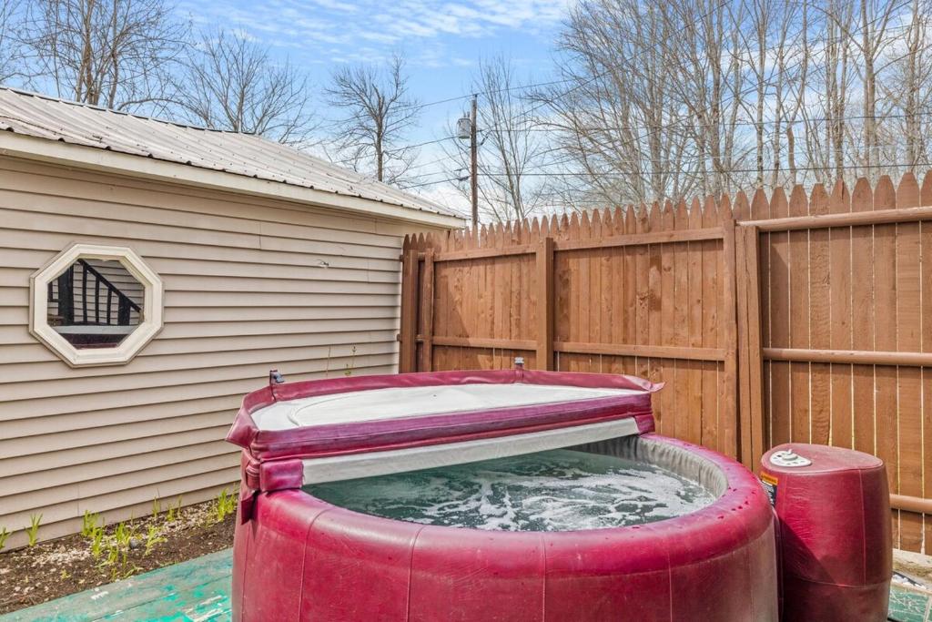 Cozy 3BR Retreat in Downtown Bethlehem - Hot Tub, Trails, Near Ski & Hike