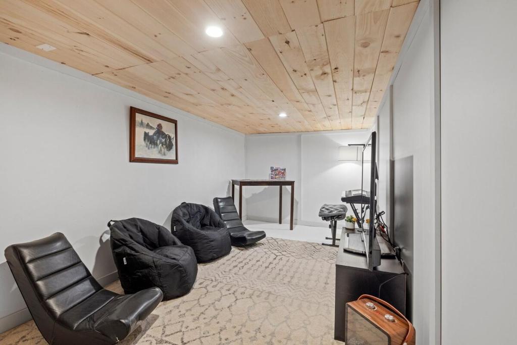 Cozy 3BR Retreat in Downtown Bethlehem - Hot Tub, Trails, Near Ski & Hike - Image 5