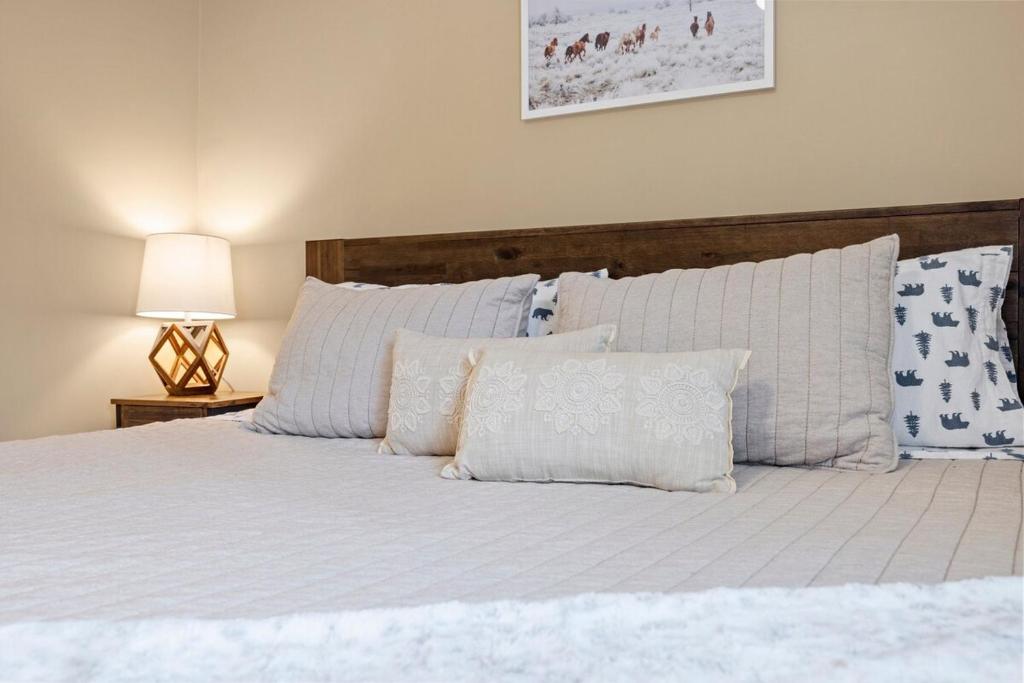 Cozy 3BR Retreat in Downtown Bethlehem - Hot Tub, Trails, Near Ski & Hike - Image 7