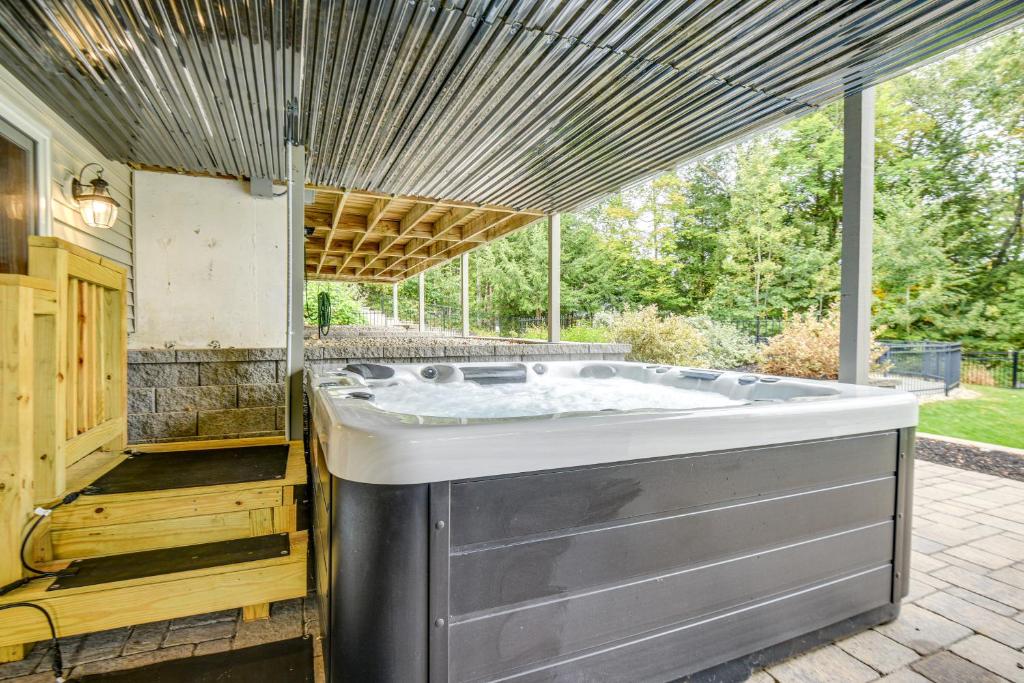 Hot Tub (Jacuzzi) - Photo 2