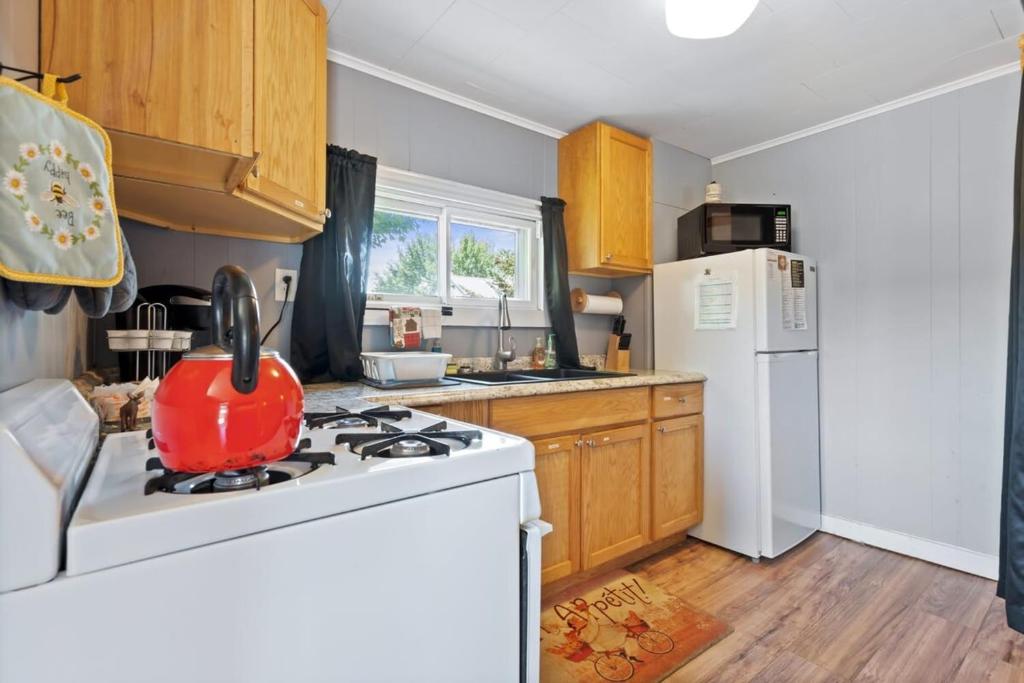 Heart of the White Mountains Cottage w Hot Tub #3 - Image 8