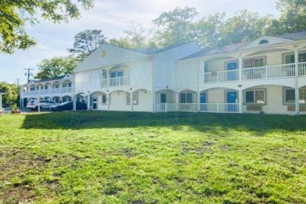 Studio Inn and Suites - Image 6