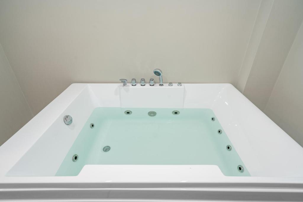 Bathtub - Photo 2