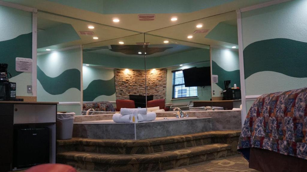 Hot Tub (Jacuzzi) - Photo 2