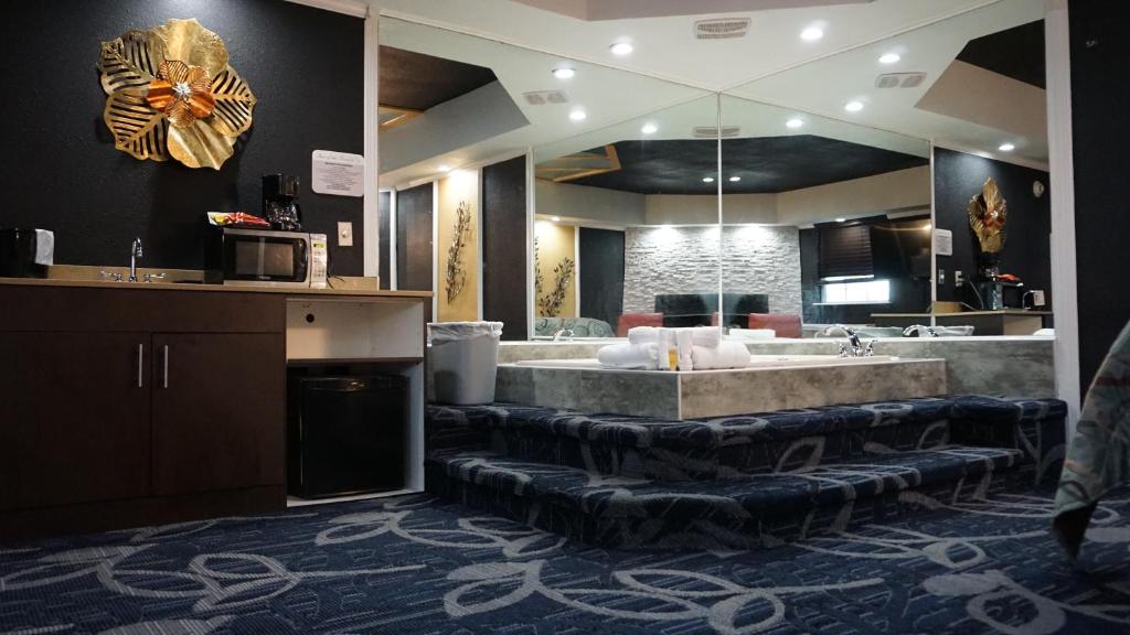 Hot Tub (Jacuzzi) - Photo 7