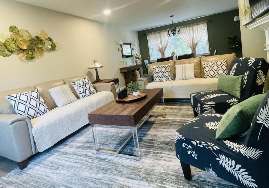 Private Estate, walk to Princeton downtown, 3 Bedrooms, 2 Bath, with Free Parking - Image 5