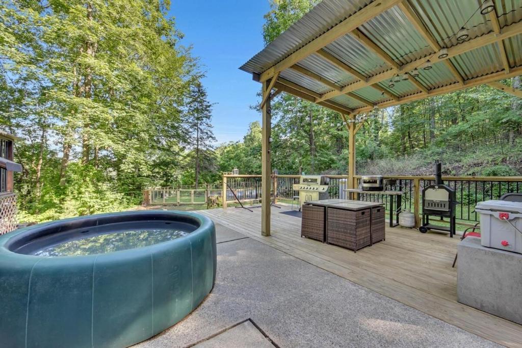 Hot Tub (Jacuzzi) - Photo 3