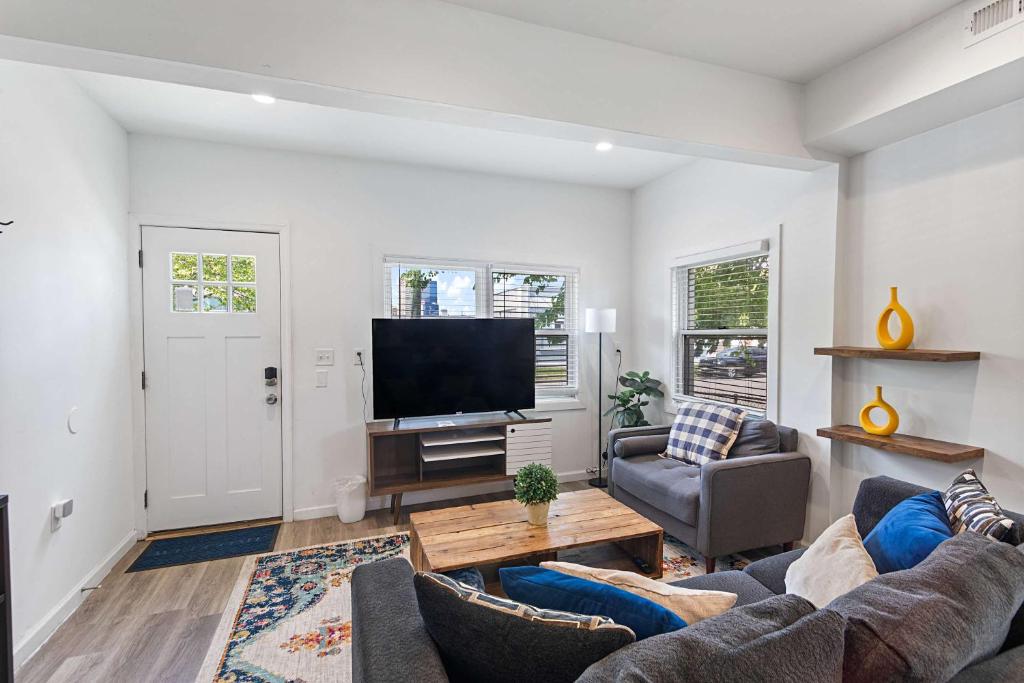 4BR 2BA Hot Tub Home By The Bay - Image 5