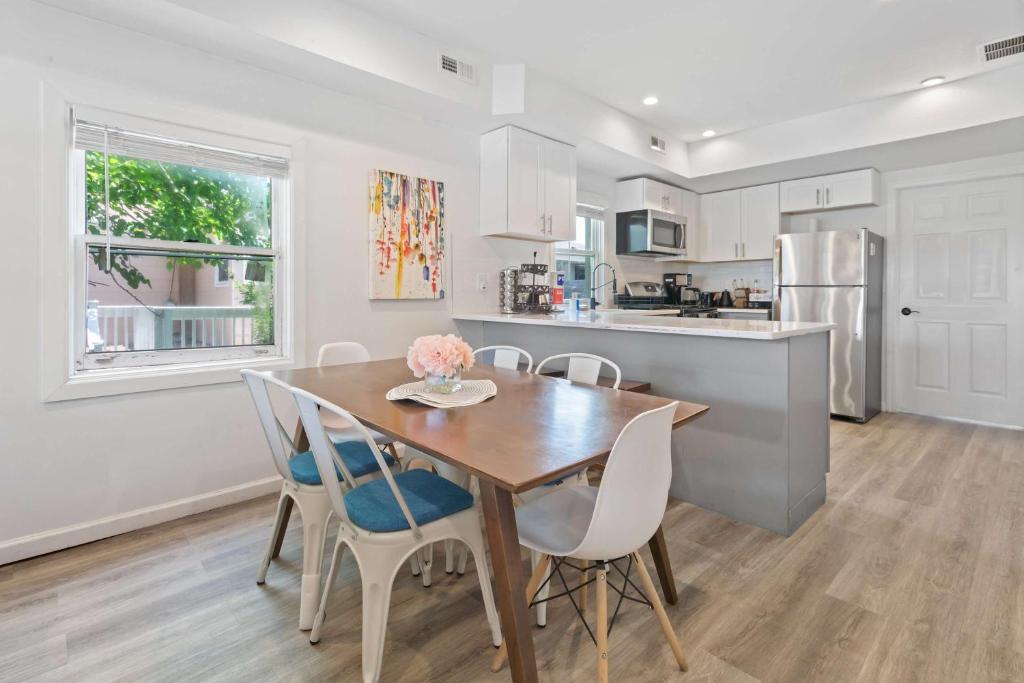 4BR 2BA Hot Tub Home By The Bay - Image 7