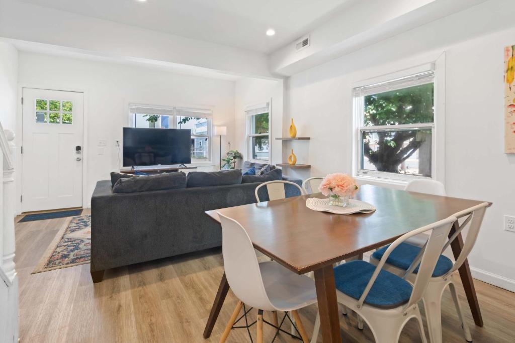 4BR 2BA Hot Tub Home By The Bay - Image 8