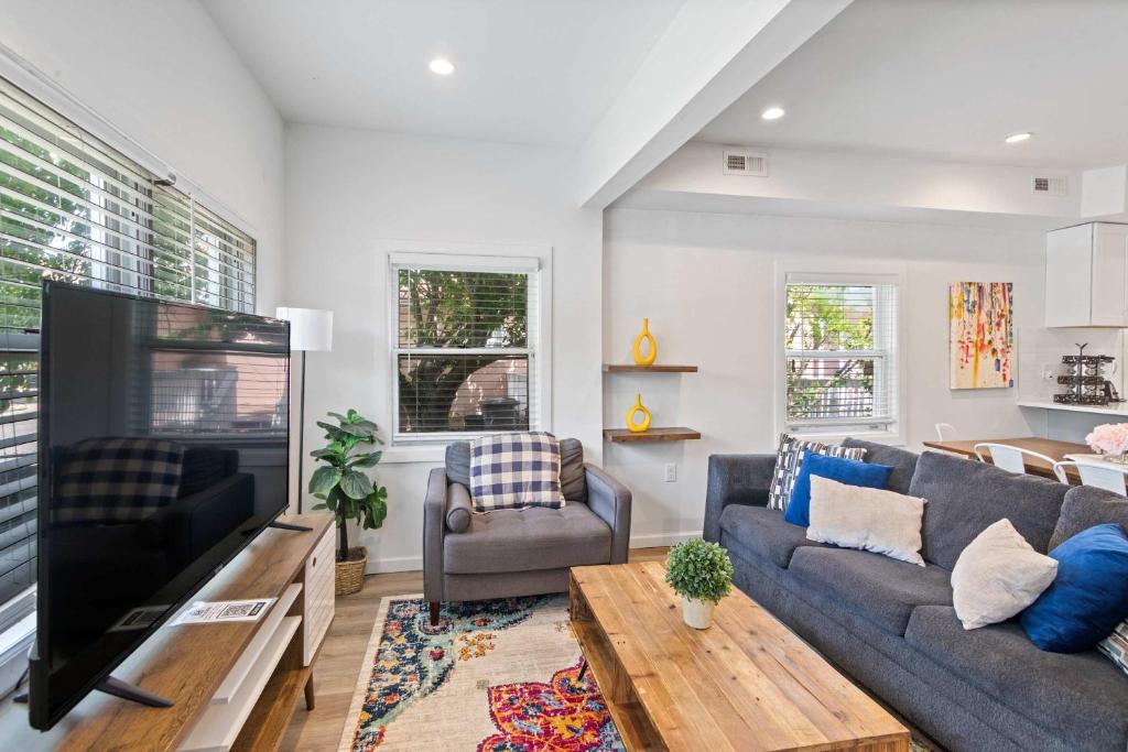 4BR 2BA Hot Tub Home By The Bay - Image 6