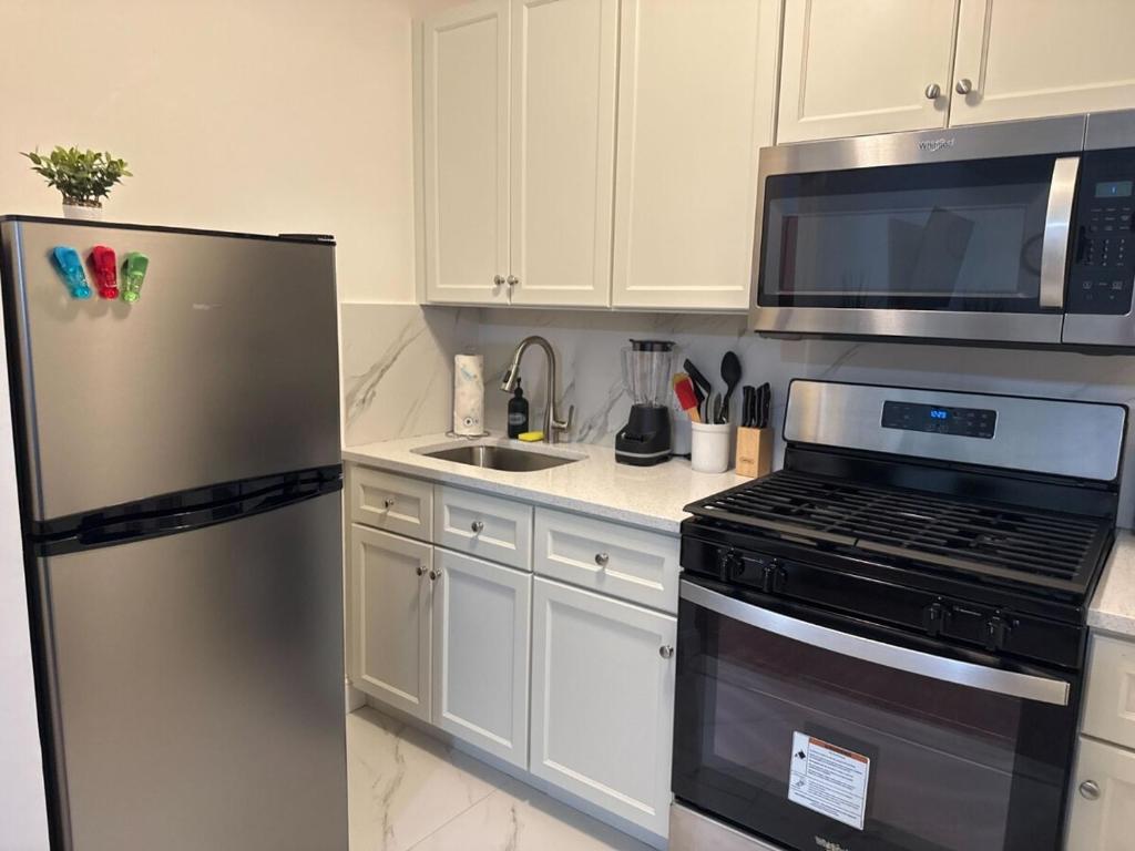 Warm & Cozy Escape - NYC & NWK with Free Parking - Image 8