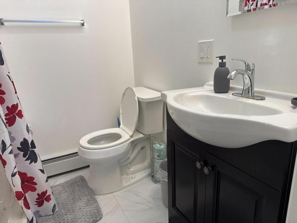 Warm & Cozy Escape - NYC & NWK with Free Parking - Image 7