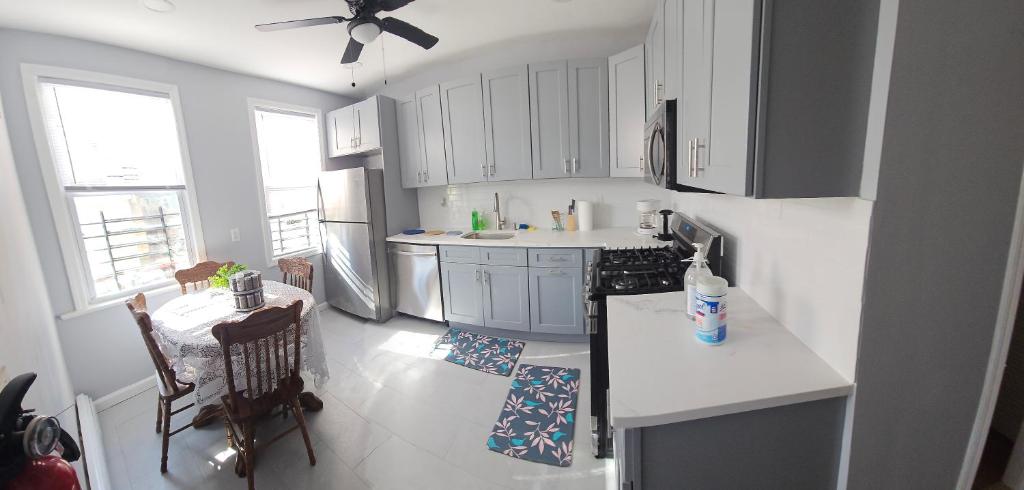 Entire 3 bedrooms Apt,10sleepers ,15 mins to NYC - Image 8