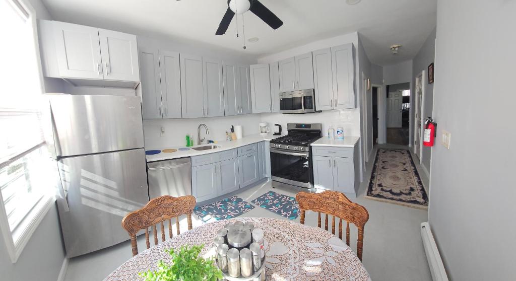 Entire 3 bedrooms Apt,10sleepers ,15 mins to NYC - Image 4